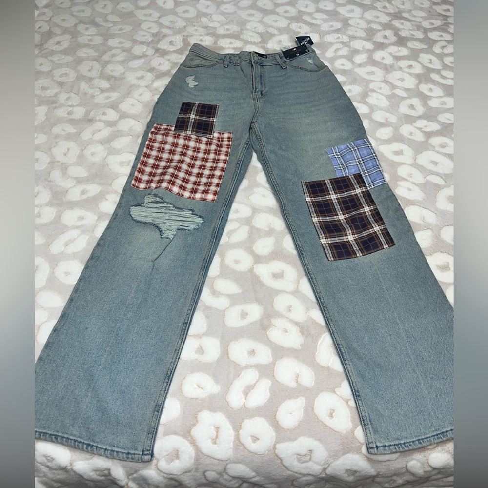 Hollister Women’s Ultra High Rise Dad Jean - NWT, patched & distressed details